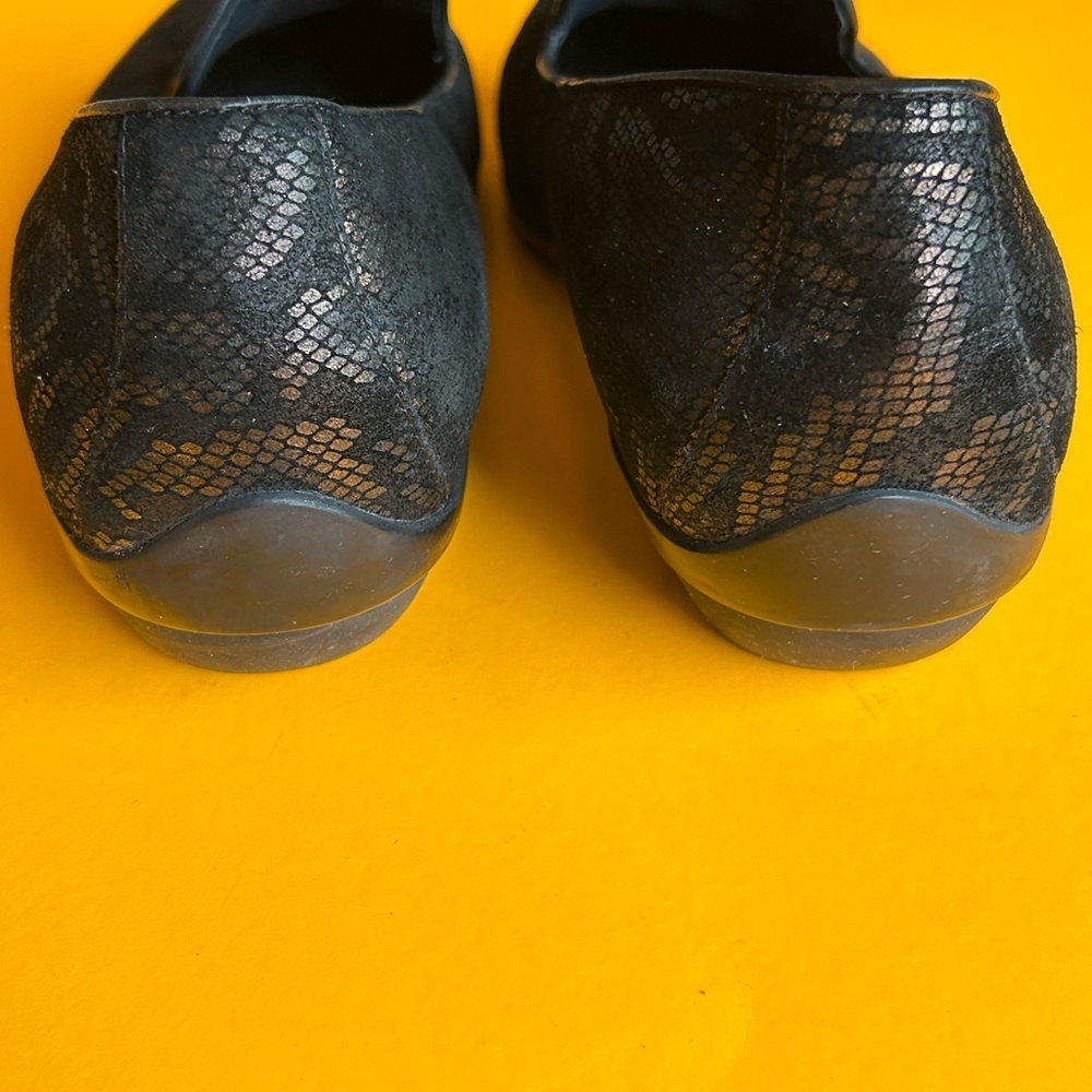 Dansko Vintage Olivia Black and Metalic Gold/Bronze Patterned Loafers 1” Heel - Picture 5 of 12
